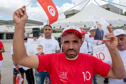 04 septembre 2019 : Attendu par une vingtaine de militants à l'entrée de Bousalem, Abdelkarim Zbidi, candidat pour les élections présidentielles  anticipées du 15 septembre fera une courte pose de 5 minutes pour saluer des militants impatients de le voir, quelques serrages de mains mais aucun mot de soutien à ses équipes de campagen dans cette ville. Un arrêt furtif dans son parcours entre deux grands villes de la région. 