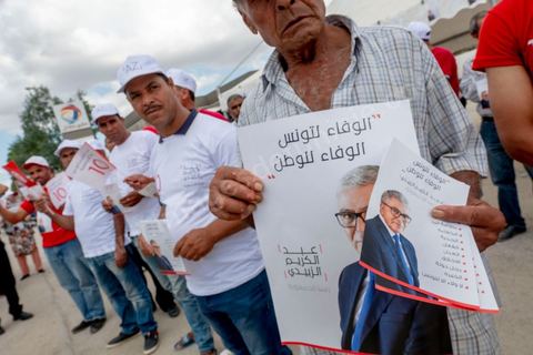 04 septembre 2019 : Attendu par une vingtaine de militants à l'entrée de Bousalem, Abdelkarim Zbidi, candidat pour les élections présidentielles  anticipées du 15 septembre fera une courte pose de 5 minutes pour saluer des militants impatients de le voir, quelques serrages de mains mais aucun mot de soutien à ses équipes de campagen dans cette ville. Un arrêt furtif dans son parcours entre deux grands villes de la région. 