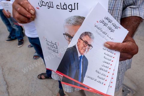 04 septembre 2019 : Attendu par une vingtaine de militants à l'entrée de Bousalem, Abdelkarim Zbidi, candidat pour les élections présidentielles  anticipées du 15 septembre fera une courte pose de 5 minutes pour saluer des militants impatients de le voir, quelques serrages de mains mais aucun mot de soutien à ses équipes de campagen dans cette ville. Un arrêt furtif dans son parcours entre deux grands villes de la région. 