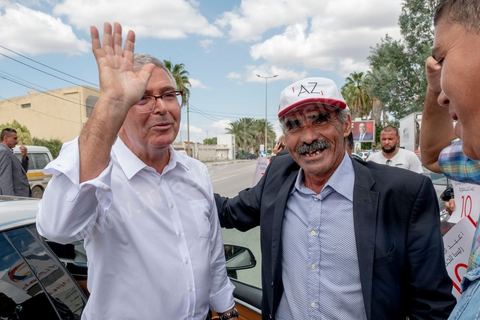 04 septembre 2019 : Attendu par une vingtaine de militants à l'entrée de Bousalem, Abdelkarim Zbidi, candidat pour les élections présidentielles  anticipées du 15 septembre fera une courte pose de 5 minutes pour saluer des militants impatients de le voir, quelques serrages de mains mais aucun mot de soutien à ses équipes de campagen dans cette ville. Un arrêt furtif dans son parcours entre deux grands villes de la région. 