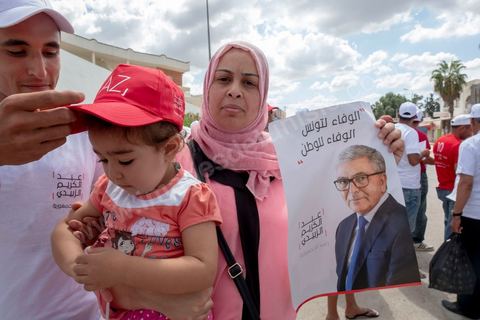 04 septembre 2019 : Attendu par une vingtaine de militants à l'entrée de Bousalem, Abdelkarim Zbidi, candidat pour les élections présidentielles  anticipées du 15 septembre fera une courte pose de 5 minutes pour saluer des militants impatients de le voir, quelques serrages de mains mais aucun mot de soutien à ses équipes de campagen dans cette ville. Un arrêt furtif dans son parcours entre deux grands villes de la région. 