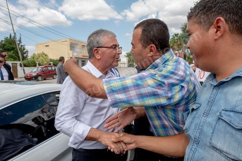 04 septembre 2019 : Attendu par une vingtaine de militants à l'entrée de Bousalem, Abdelkarim Zbidi, candidat pour les élections présidentielles  anticipées du 15 septembre fera une courte pose de 5 minutes pour saluer des militants impatients de le voir, quelques serrages de mains mais aucun mot de soutien à ses équipes de campagen dans cette ville. Un arrêt furtif dans son parcours entre deux grands villes de la région. 