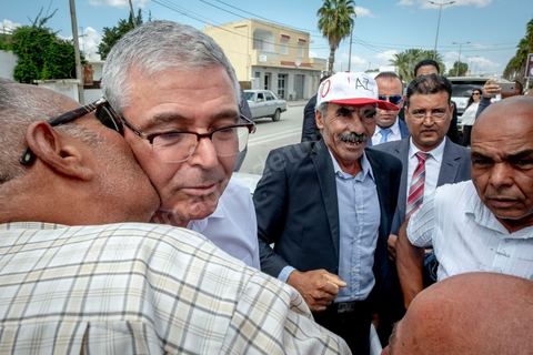 04 septembre 2019 : Attendu par une vingtaine de militants à l'entrée de Bousalem, Abdelkarim Zbidi, candidat pour les élections présidentielles  anticipées du 15 septembre fera une courte pose de 5 minutes pour saluer des militants impatients de le voir, quelques serrages de mains mais aucun mot de soutien à ses équipes de campagen dans cette ville. Un arrêt furtif dans son parcours entre deux grands villes de la région. 