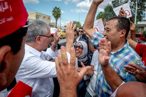 04 septembre 2019 : Abdelkarim Zbidi en visite de terrain à Béja pour sa campagne électorale pour les élections présidentielles  anticipées du 15 septembre. Dans les rues de Béja, souks et marché, le nouveau candidat indépendant soutenu par les partis Nidaa TOunes et Afek Tounes, défile dans les rues. Quelques serrages de mains mais peu de discussions avec les habitants et commerçants. 