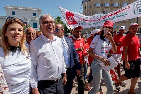 04 septembre 2019 : Abdelkarim Zbidi en visite de terrain à Béja pour sa campagne électorale pour les élections présidentielles  anticipées du 15 septembre. Dans les rues de Béja, souks et marché, le nouveau candidat indépendant soutenu par les partis Nidaa TOunes et Afek Tounes, défile dans les rues. Quelques serrages de mains mais peu de discussions avec les habitants et commerçants. 