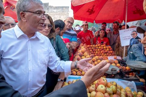 04 septembre 2019 : Abdelkarim Zbidi en visite de terrain à Béja pour sa campagne électorale pour les élections présidentielles  anticipées du 15 septembre. Dans les rues de Béja, souks et marché, le nouveau candidat indépendant soutenu par les partis Nidaa TOunes et Afek Tounes, défile dans les rues. Quelques serrages de mains mais peu de discussions avec les habitants et commerçants. 
