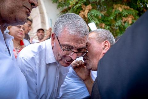 04 septembre 2019 : Abdelkarim Zbidi en visite de terrain à Béja pour sa campagne électorale pour les élections présidentielles  anticipées du 15 septembre. Dans les rues de Béja, souks et marché, le nouveau candidat indépendant soutenu par les partis Nidaa TOunes et Afek Tounes, défile dans les rues. Quelques serrages de mains mais peu de discussions avec les habitants et commerçants. 