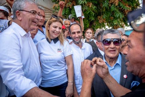 04 septembre 2019 : Abdelkarim Zbidi en visite de terrain à Béja pour sa campagne électorale pour les élections présidentielles  anticipées du 15 septembre. Dans les rues de Béja, souks et marché, le nouveau candidat indépendant soutenu par les partis Nidaa TOunes et Afek Tounes, défile dans les rues. Quelques serrages de mains mais peu de discussions avec les habitants et commerçants. 