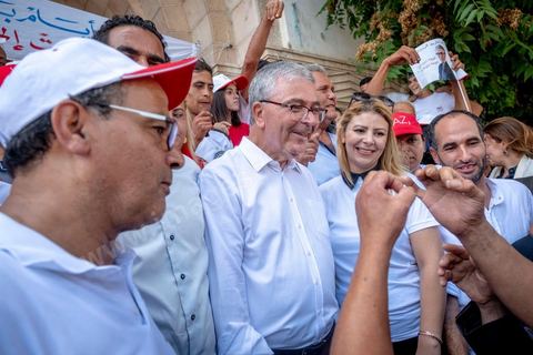 04 septembre 2019 : Abdelkarim Zbidi en visite de terrain à Béja pour sa campagne électorale pour les élections présidentielles  anticipées du 15 septembre. Dans les rues de Béja, souks et marché, le nouveau candidat indépendant soutenu par les partis Nidaa TOunes et Afek Tounes, défile dans les rues. Quelques serrages de mains mais peu de discussions avec les habitants et commerçants. 