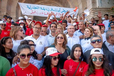 04 septembre 2019 : Abdelkarim Zbidi en visite de terrain à Béja pour sa campagne électorale pour les élections présidentielles  anticipées du 15 septembre. Dans les rues de Béja, souks et marché, le nouveau candidat indépendant soutenu par les partis Nidaa TOunes et Afek Tounes, défile dans les rues. Quelques serrages de mains mais peu de discussions avec les habitants et commerçants. 