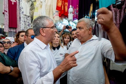 04 septembre 2019 : Abdelkarim Zbidi en visite de terrain à Béja pour sa campagne électorale pour les élections présidentielles  anticipées du 15 septembre. Dans les rues de Béja, souks et marché, le nouveau candidat indépendant soutenu par les partis Nidaa TOunes et Afek Tounes, défile dans les rues. Quelques serrages de mains mais peu de discussions avec les habitants et commerçants. 