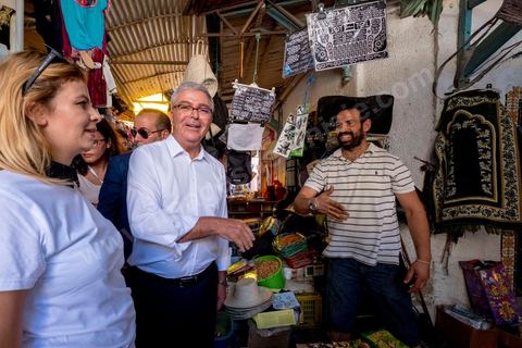 04 septembre 2019 : Abdelkarim Zbidi en visite de terrain à Béja pour sa campagne électorale pour les élections présidentielles  anticipées du 15 septembre. Dans les rues de Béja, souks et marché, le nouveau candidat indépendant soutenu par les partis Nidaa TOunes et Afek Tounes, défile dans les rues. Quelques serrages de mains mais peu de discussions avec les habitants et commerçants. 