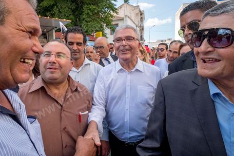 04 septembre 2019 : Abdelkarim Zbidi en visite de terrain à Béja pour sa campagne électorale pour les élections présidentielles  anticipées du 15 septembre. Dans les rues de Béja, souks et marché, le nouveau candidat indépendant soutenu par les partis Nidaa TOunes et Afek Tounes, défile dans les rues. Quelques serrages de mains mais peu de discussions avec les habitants et commerçants. 