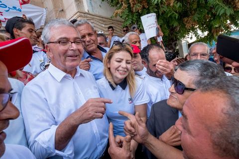 04 septembre 2019 : Abdelkarim Zbidi en visite de terrain à Béja pour sa campagne électorale pour les élections présidentielles  anticipées du 15 septembre. Dans les rues de Béja, souks et marché, le nouveau candidat indépendant soutenu par les partis Nidaa TOunes et Afek Tounes, défile dans les rues. Quelques serrages de mains mais peu de discussions avec les habitants et commerçants. 