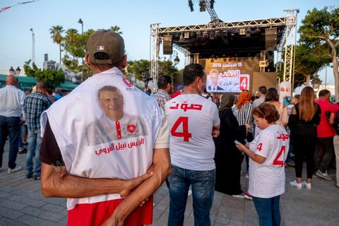 13 septembre 2019 : meeting de cloture de la campagne du candidat en prison Nabil Karoui sur l'avenue Habib Bourguiba à Tunis. Plus de 500 partisans sont venus soutenir une dernière fois vanat le premier tour leur candidat toujours emprisonné et toujours en tête des intentions de vote. Salwa Smaoui, la femme de Nabil Karoui est depuis 15 jours investie pleinement dasn la campagen et remplace sur le tas son mari tout au long de cette campahen pour les présidentielles très éprouvantes. 