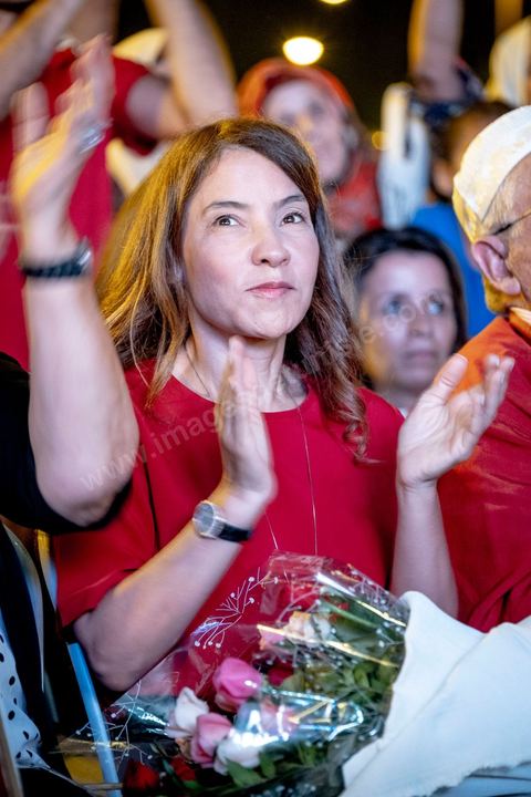 13 septembre 2019 : meeting de cloture de la campagne du candidat en prison Nabil Karoui sur l'avenue Habib Bourguiba à Tunis. Plus de 500 partisans sont venus soutenir une dernière fois vanat le premier tour leur candidat toujours emprisonné et toujours en tête des intentions de vote. Salwa Smaoui, la femme de Nabil Karoui est depuis 15 jours investie pleinement dasn la campagen et remplace sur le tas son mari tout au long de cette campahen pour les présidentielles très éprouvantes. 