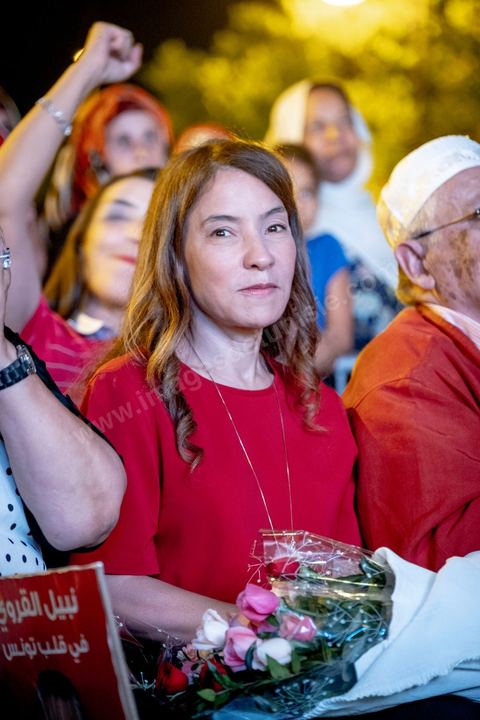 13 septembre 2019 : meeting de cloture de la campagne du candidat en prison Nabil Karoui sur l'avenue Habib Bourguiba à Tunis. Plus de 500 partisans sont venus soutenir une dernière fois vanat le premier tour leur candidat toujours emprisonné et toujours en tête des intentions de vote. Salwa Smaoui, la femme de Nabil Karoui est depuis 15 jours investie pleinement dasn la campagen et remplace sur le tas son mari tout au long de cette campahen pour les présidentielles très éprouvantes. 