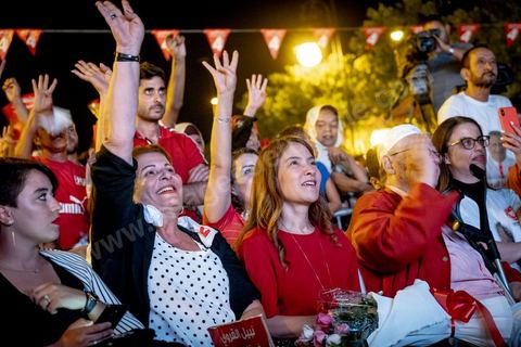 13 septembre 2019 : meeting de cloture de la campagne du candidat en prison Nabil Karoui sur l'avenue Habib Bourguiba à Tunis. Plus de 500 partisans sont venus soutenir une dernière fois vanat le premier tour leur candidat toujours emprisonné et toujours en tête des intentions de vote. Salwa Smaoui, la femme de Nabil Karoui est depuis 15 jours investie pleinement dasn la campagen et remplace sur le tas son mari tout au long de cette campahen pour les présidentielles très éprouvantes. 