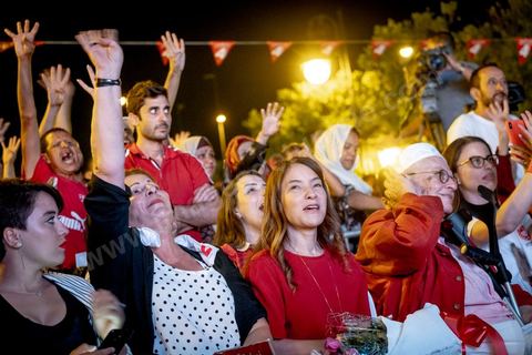 13 septembre 2019 : meeting de cloture de la campagne du candidat en prison Nabil Karoui sur l'avenue Habib Bourguiba à Tunis. Plus de 500 partisans sont venus soutenir une dernière fois vanat le premier tour leur candidat toujours emprisonné et toujours en tête des intentions de vote. Salwa Smaoui, la femme de Nabil Karoui est depuis 15 jours investie pleinement dasn la campagen et remplace sur le tas son mari tout au long de cette campahen pour les présidentielles très éprouvantes. 
