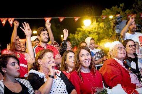 13 septembre 2019 : meeting de cloture de la campagne du candidat en prison Nabil Karoui sur l'avenue Habib Bourguiba à Tunis. Plus de 500 partisans sont venus soutenir une dernière fois vanat le premier tour leur candidat toujours emprisonné et toujours en tête des intentions de vote. Salwa Smaoui, la femme de Nabil Karoui est depuis 15 jours investie pleinement dasn la campagen et remplace sur le tas son mari tout au long de cette campahen pour les présidentielles très éprouvantes. 
