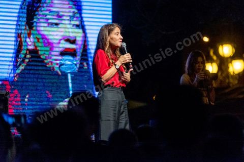 13 septembre 2019 : meeting de cloture de la campagne du candidat en prison Nabil Karoui sur l'avenue Habib Bourguiba à Tunis. Plus de 500 partisans sont venus soutenir une dernière fois vanat le premier tour leur candidat toujours emprisonné et toujours en tête des intentions de vote. Salwa Smaoui, la femme de Nabil Karoui est depuis 15 jours investie pleinement dasn la campagen et remplace sur le tas son mari tout au long de cette campahen pour les présidentielles très éprouvantes. 