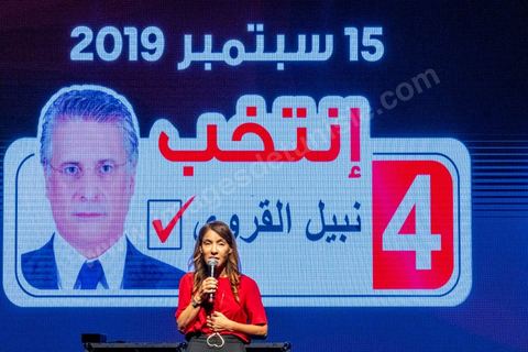 13 septembre 2019 : meeting de cloture de la campagne du candidat en prison Nabil Karoui sur l'avenue Habib Bourguiba à Tunis. Plus de 500 partisans sont venus soutenir une dernière fois vanat le premier tour leur candidat toujours emprisonné et toujours en tête des intentions de vote. Salwa Smaoui, la femme de Nabil Karoui est depuis 15 jours investie pleinement dasn la campagen et remplace sur le tas son mari tout au long de cette campahen pour les présidentielles très éprouvantes. 