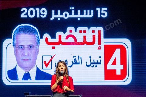 13 septembre 2019 : meeting de cloture de la campagne du candidat en prison Nabil Karoui sur l'avenue Habib Bourguiba à Tunis. Plus de 500 partisans sont venus soutenir une dernière fois vanat le premier tour leur candidat toujours emprisonné et toujours en tête des intentions de vote. Salwa Smaoui, la femme de Nabil Karoui est depuis 15 jours investie pleinement dasn la campagen et remplace sur le tas son mari tout au long de cette campahen pour les présidentielles très éprouvantes. 
