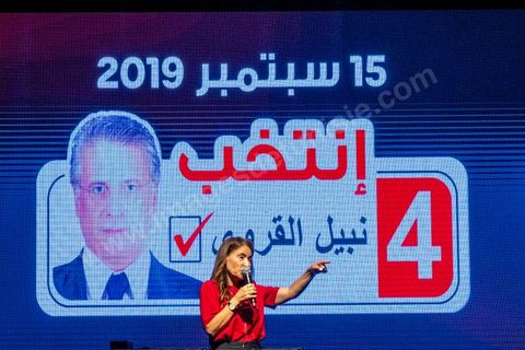 13 septembre 2019 : meeting de cloture de la campagne du candidat en prison Nabil Karoui sur l'avenue Habib Bourguiba à Tunis. Plus de 500 partisans sont venus soutenir une dernière fois vanat le premier tour leur candidat toujours emprisonné et toujours en tête des intentions de vote. Salwa Smaoui, la femme de Nabil Karoui est depuis 15 jours investie pleinement dasn la campagen et remplace sur le tas son mari tout au long de cette campahen pour les présidentielles très éprouvantes. 