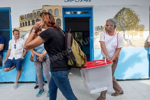 15 septembre 2019 : dasn un des bureaux de la Marsa, banlieue nord de Tunis, à 8h les bureaux ne sont pas prêts, l'ouverture des bureaux se fera avec presque une heure de retard, jour de vote en Tunisie pour le premier tour des élections présidentielles anticipées qui affrontent 26 candidats avec beucoup d'incertitude pour les deux retenus au second tour prévu le 13 octobre 2019 après les législatives du 6 ocotbre. 