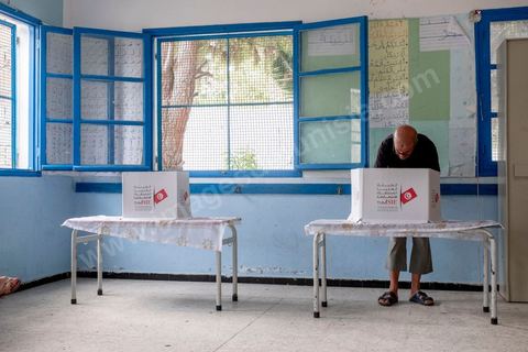 15 septembre 2019 : dasn un des bureaux de la Marsa, banlieue nord de Tunis, à 8h les bureaux ne sont pas prêts, l'ouverture des bureaux se fera avec presque une heure de retard, jour de vote en Tunisie pour le premier tour des élections présidentielles anticipées qui affrontent 26 candidats avec beucoup d'incertitude pour les deux retenus au second tour prévu le 13 octobre 2019 après les législatives du 6 ocotbre. 