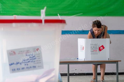15 septembre 2019 : dasn un des bureaux de la Marsa, banlieue nord de Tunis, à 8h les bureaux ne sont pas prêts, l'ouverture des bureaux se fera avec presque une heure de retard, jour de vote en Tunisie pour le premier tour des élections présidentielles anticipées qui affrontent 26 candidats avec beucoup d'incertitude pour les deux retenus au second tour prévu le 13 octobre 2019 après les législatives du 6 ocotbre. 