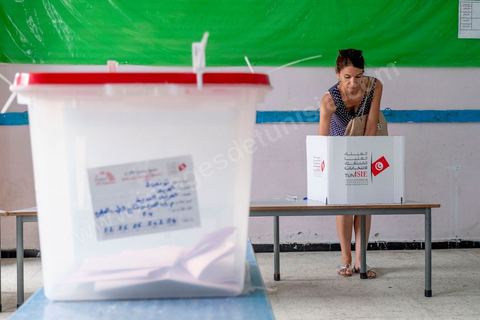 15 septembre 2019 : dasn un des bureaux de la Marsa, banlieue nord de Tunis, à 8h les bureaux ne sont pas prêts, l'ouverture des bureaux se fera avec presque une heure de retard, jour de vote en Tunisie pour le premier tour des élections présidentielles anticipées qui affrontent 26 candidats avec beucoup d'incertitude pour les deux retenus au second tour prévu le 13 octobre 2019 après les législatives du 6 ocotbre. 