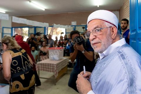 15 septembre 2019 : Abdelfattha Mourou candidat aux élections présidentielles pour le parti Ennahdha vote dasn un bureau de la Marsa,  jour de vote en Tunisie pour le premier tour des élections présidentielles anticipées qui affrontent 26 candidats avec beucoup d'incertitude pour les deux retenus au second tour prévu le 13 octobre 2019 après les législatives du 6 ocotbre. 