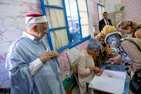 15 septembre 2019 : Abdelfattha Mourou candidat aux élections présidentielles pour le parti Ennahdha vote dasn un bureau de la Marsa,  jour de vote en Tunisie pour le premier tour des élections présidentielles anticipées qui affrontent 26 candidats avec beucoup d'incertitude pour les deux retenus au second tour prévu le 13 octobre 2019 après les législatives du 6 ocotbre. 