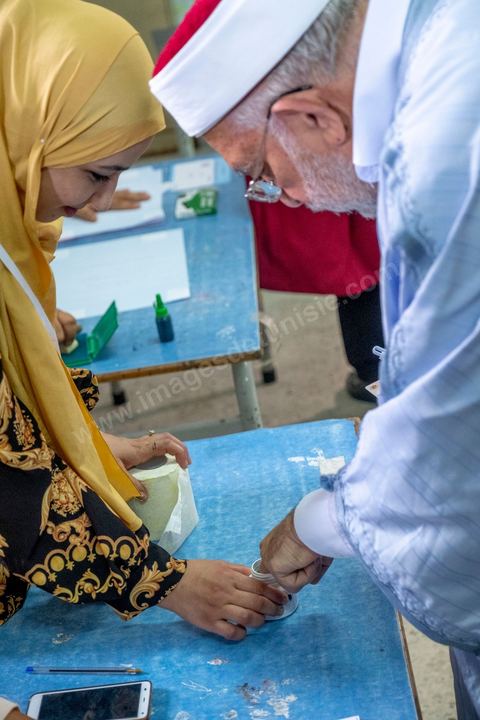 15 septembre 2019 : Abdelfattha Mourou candidat aux élections présidentielles pour le parti Ennahdha vote dasn un bureau de la Marsa,  jour de vote en Tunisie pour le premier tour des élections présidentielles anticipées qui affrontent 26 candidats avec beucoup d'incertitude pour les deux retenus au second tour prévu le 13 octobre 2019 après les législatives du 6 ocotbre. 