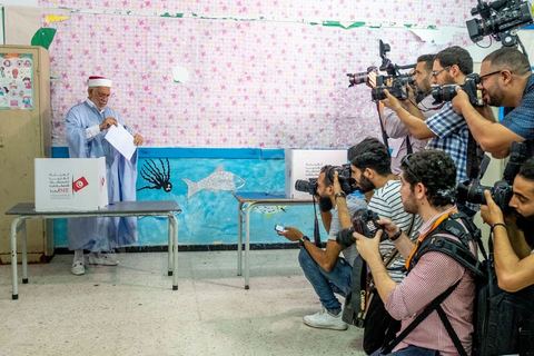 15 septembre 2019 : Abdelfattha Mourou candidat aux élections présidentielles pour le parti Ennahdha vote dasn un bureau de la Marsa,  jour de vote en Tunisie pour le premier tour des élections présidentielles anticipées qui affrontent 26 candidats avec beucoup d'incertitude pour les deux retenus au second tour prévu le 13 octobre 2019 après les législatives du 6 ocotbre. 