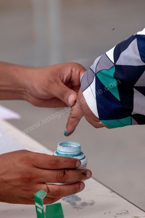 15 septembre 2019 : A Sidi Thabet au nord de Tunis, les électeurs se rendent dasn une des écoles de la ville,  jour de vote en Tunisie pour le premier tour des élections présidentielles anticipées qui affrontent 26 candidats avec beucoup d'incertitude pour les deux retenus au second tour prévu le 13 octobre 2019 après les législatives du 6 ocotbre. 