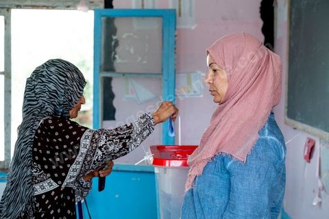 15 septembre 2019 : A Sidi Thabet au nord de Tunis, les électeurs se rendent dasn une des écoles de la ville,  jour de vote en Tunisie pour le premier tour des élections présidentielles anticipées qui affrontent 26 candidats avec beucoup d'incertitude pour les deux retenus au second tour prévu le 13 octobre 2019 après les législatives du 6 ocotbre. 