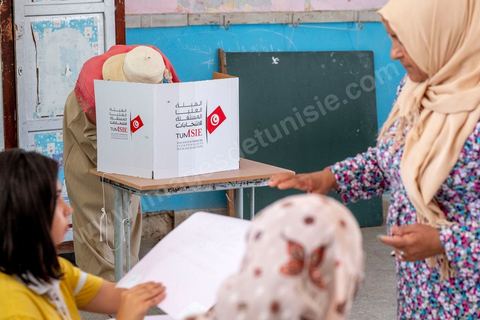 15 septembre 2019 : A Sidi Thabet au nord de Tunis, les électeurs se rendent dasn une des écoles de la ville,  jour de vote en Tunisie pour le premier tour des élections présidentielles anticipées qui affrontent 26 candidats avec beucoup d'incertitude pour les deux retenus au second tour prévu le 13 octobre 2019 après les législatives du 6 ocotbre. 