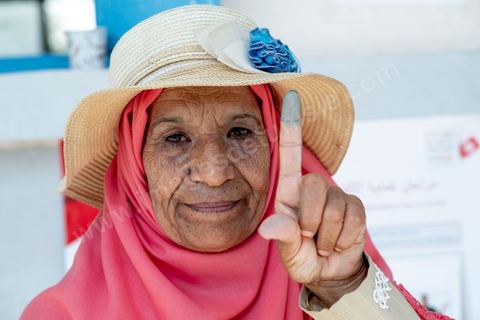 15 septembre 2019 : A Sidi Thabet au nord de Tunis, les électeurs se rendent dasn une des écoles de la ville,  jour de vote en Tunisie pour le premier tour des élections présidentielles anticipées qui affrontent 26 candidats avec beucoup d'incertitude pour les deux retenus au second tour prévu le 13 octobre 2019 après les législatives du 6 ocotbre. 