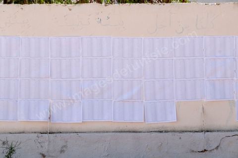 15 septembre 2019 : A Sidi Thabet au nord de Tunis, les électeurs se rendent dasn une des écoles de la ville,  jour de vote en Tunisie pour le premier tour des élections présidentielles anticipées qui affrontent 26 candidats avec beucoup d'incertitude pour les deux retenus au second tour prévu le 13 octobre 2019 après les législatives du 6 ocotbre. 