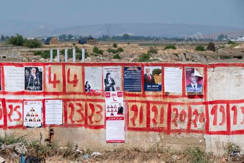 15 septembre 2019 : A Sidi Thabet au nord de Tunis, les électeurs se rendent dasn une des écoles de la ville,  jour de vote en Tunisie pour le premier tour des élections présidentielles anticipées qui affrontent 26 candidats avec beucoup d'incertitude pour les deux retenus au second tour prévu le 13 octobre 2019 après les législatives du 6 ocotbre. 