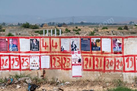 15 septembre 2019 : A Sidi Thabet au nord de Tunis, les électeurs se rendent dasn une des écoles de la ville,  jour de vote en Tunisie pour le premier tour des élections présidentielles anticipées qui affrontent 26 candidats avec beucoup d'incertitude pour les deux retenus au second tour prévu le 13 octobre 2019 après les législatives du 6 ocotbre. 