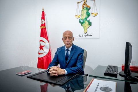 15 septembre 2019 : 18h alors que les bureaux de vote ferment, les premières rumeurs mettent le candidat indépendant et atypique Kais Saied, juriste conservateur, au second tour des élections présidentielles, dans son bureau austère au centre ville de Tunis, il reçoit les félicitations de sa proche équipe de campagne. Emotions retenues, pour une victoire suprise d'un candidat sans parti, ni structure, sans budget, ni soutien. 