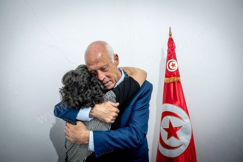 15 septembre 2019 : 18h alors que les bureaux de vote ferment, les premières rumeurs mettent le candidat indépendant et atypique Kais Saied, juriste conservateur, au second tour des élections présidentielles, dans son bureau austère au centre ville de Tunis, il reçoit les félicitations de sa proche équipe de campagne. Emotions retenues, pour une victoire suprise d'un candidat sans parti, ni structure, sans budget, ni soutien. 