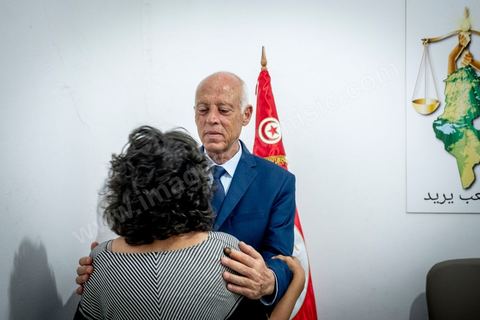 15 septembre 2019 : 18h alors que les bureaux de vote ferment, les premières rumeurs mettent le candidat indépendant et atypique Kais Saied, juriste conservateur, au second tour des élections présidentielles, dans son bureau austère au centre ville de Tunis, il reçoit les félicitations de sa proche équipe de campagne. Emotions retenues, pour une victoire suprise d'un candidat sans parti, ni structure, sans budget, ni soutien. 