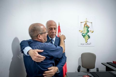 15 septembre 2019 : 18h alors que les bureaux de vote ferment, les premières rumeurs mettent le candidat indépendant et atypique Kais Saied, juriste conservateur, au second tour des élections présidentielles, dans son bureau austère au centre ville de Tunis, il reçoit les félicitations de sa proche équipe de campagne. Emotions retenues, pour une victoire suprise d'un candidat sans parti, ni structure, sans budget, ni soutien. 