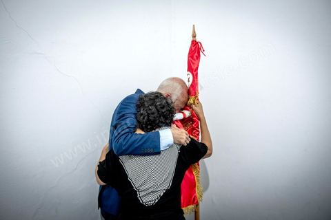 15 septembre 2019 : 18h alors que les bureaux de vote ferment, les premières rumeurs mettent le candidat indépendant et atypique Kais Saied, juriste conservateur, au second tour des élections présidentielles, dans son bureau austère au centre ville de Tunis, il reçoit les félicitations de sa proche équipe de campagne. Emotions retenues, pour une victoire suprise d'un candidat sans parti, ni structure, sans budget, ni soutien. 
