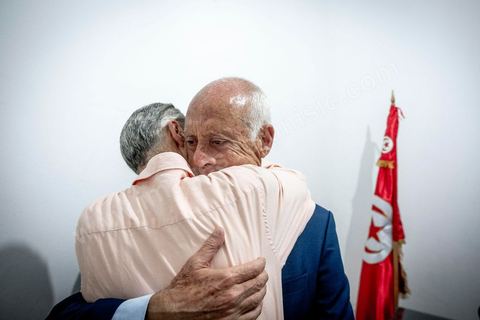 15 septembre 2019 : 18h alors que les bureaux de vote ferment, les premières rumeurs mettent le candidat indépendant et atypique Kais Saied, juriste conservateur, au second tour des élections présidentielles, dans son bureau austère au centre ville de Tunis, il reçoit les félicitations de sa proche équipe de campagne. Emotions retenues, pour une victoire suprise d'un candidat sans parti, ni structure, sans budget, ni soutien. 