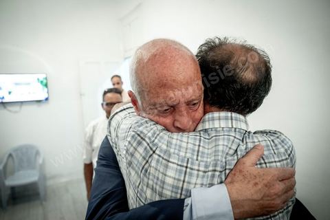 15 septembre 2019 : 18h alors que les bureaux de vote ferment, les premières rumeurs mettent le candidat indépendant et atypique Kais Saied, juriste conservateur, au second tour des élections présidentielles, dans son bureau austère au centre ville de Tunis, il reçoit les félicitations de sa proche équipe de campagne. Emotions retenues, pour une victoire suprise d'un candidat sans parti, ni structure, sans budget, ni soutien. 